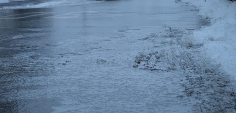 Gołoledź na drogach. Szkoły odwołują zajęcia lekcyjne