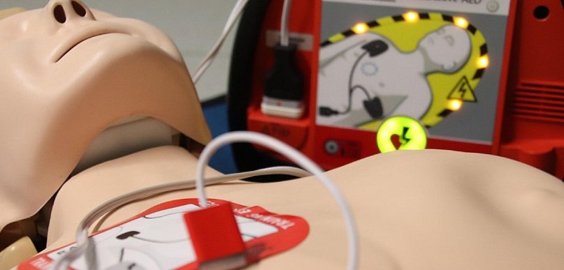 Szkoła chce zamontować AED