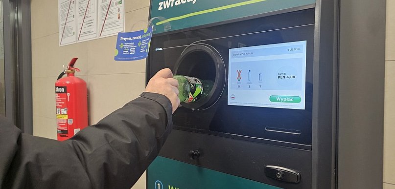 Butelki i puszki trzymane w workach, czyli system kaucyjny