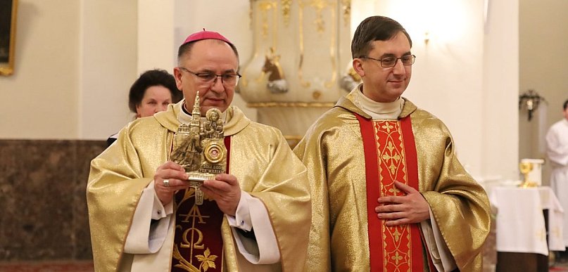 Cząstka włosów Błogosławionego już w świątyni