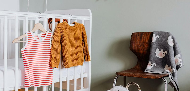 Ubrania dla dziewczynek – jak budować garderobę, która łączy wygodę, styl i dzieci