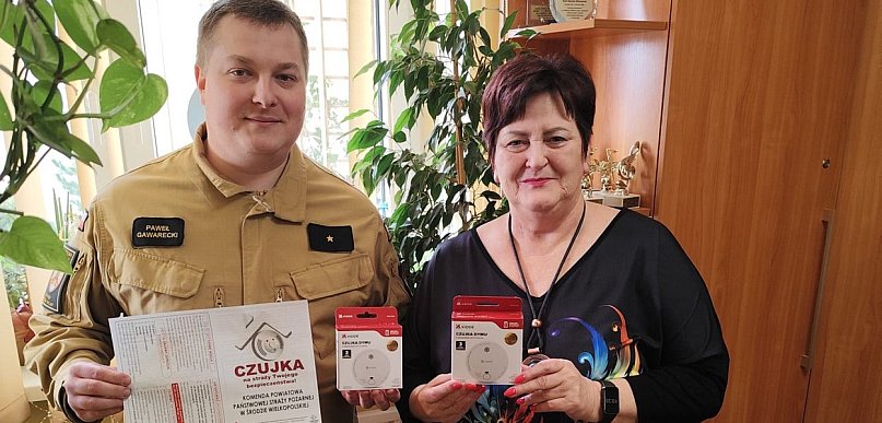 Przekazali mieszkańcom łącznie 150 czujek dymu i tlenku węgla
