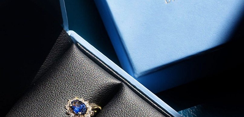 Czym wyróżniają się platynowe pierścionki z oferty Aclari Diamonds?