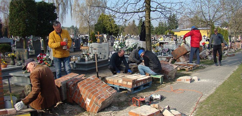 Parafianie remontują mur cmentarza