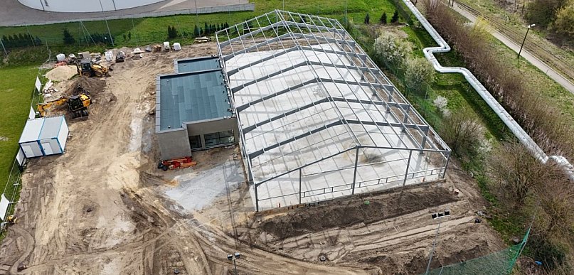 Stalowa konstrukcja już stoi: Nowe lodowisko w Środzie nabiera kształtów