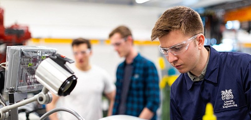 Ergonomia stanowisk pracy w magazynie — jak zmniejszyć liczbę urazów i zwiększyć w