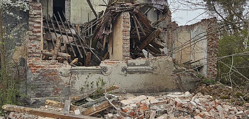 Runęła ściana zabytkowego dworu