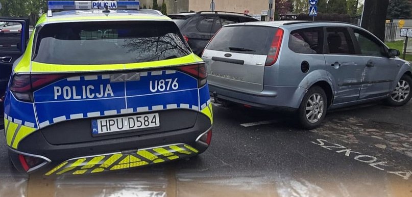 Kierował bez uprawnień. Przez okno wyrzucił woreczek strunowy