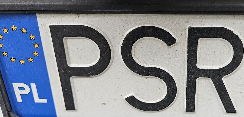 Z kradzionymi tablicami jeździł na stacje paliw