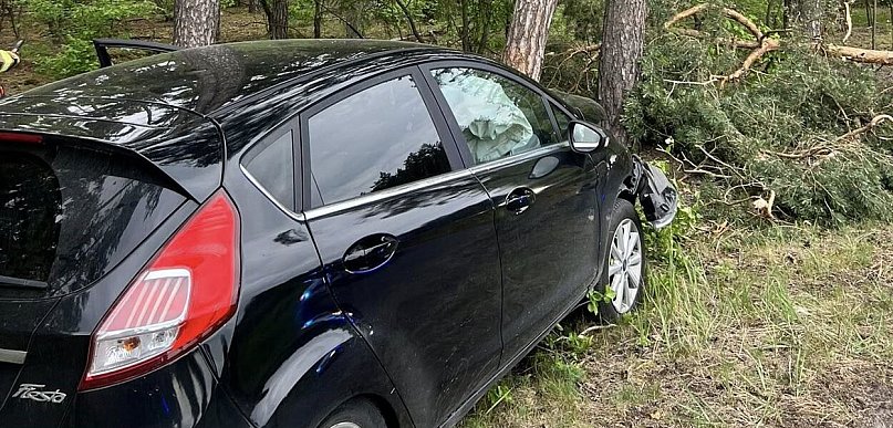 Poszukiwali kierowcy rozbitego samochodu