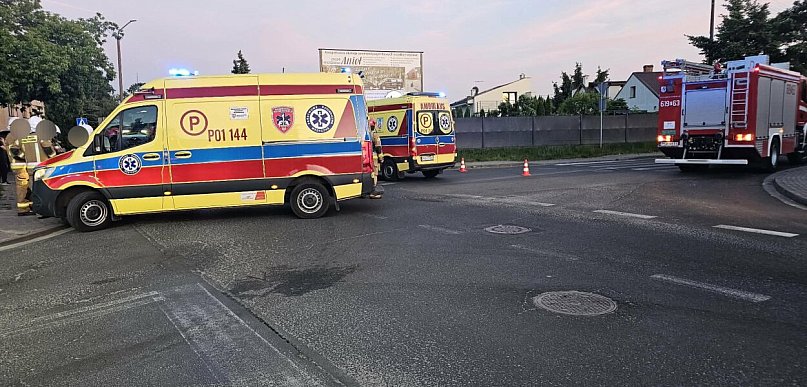 Pasażerka przeleciała nad maską samochodu