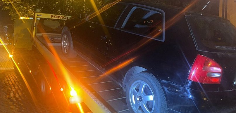 Nietrzeźwy kierował Audi. Nie miał prawa jazdy i włączonych świateł