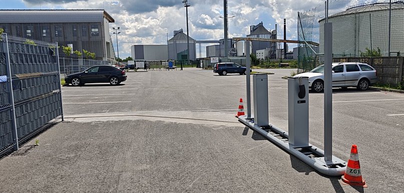 Płatny parking przy hali CESiRu
