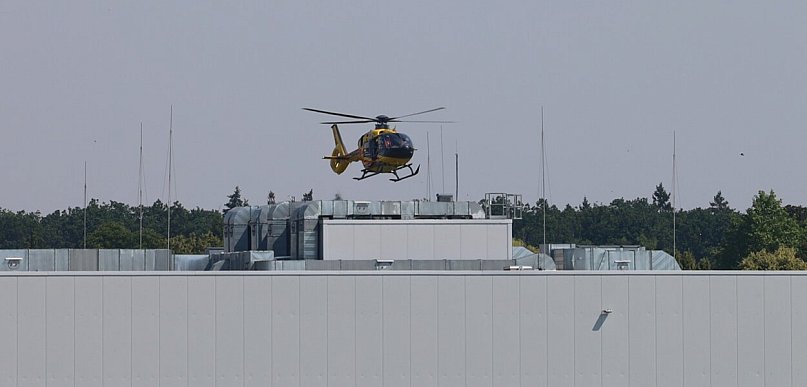Wypadek przy pracy. Wezwano ratowników wysokościowych i śmigłowiec LPR