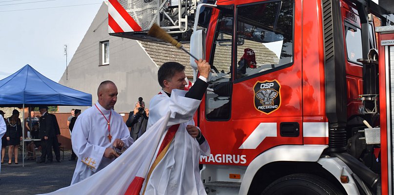 Poświęcenie i symboliczne przekazanie samochodu specjalnego dla OSP Pięczkowo - 22977