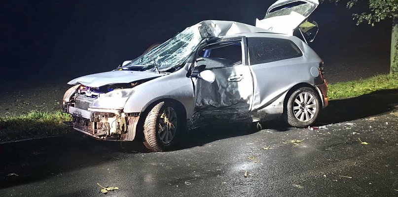 W Olszewie kierujący hondą uderzył w drzewo - 23230