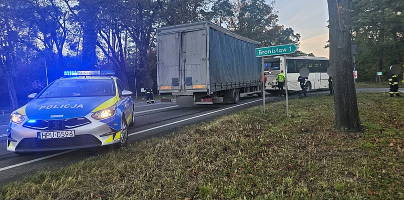 Ciężarówką uderzył w autobus szkolny - 23423