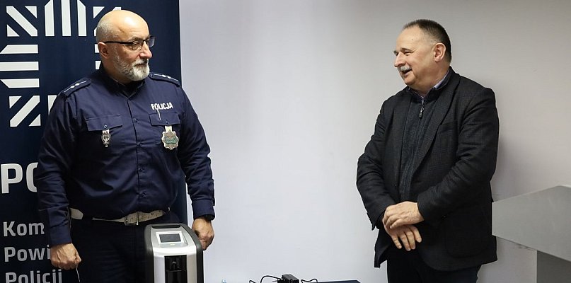 Dwa radiowozy i urządzenie, które wykryje 8 niedozwolonych substancji