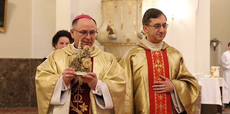 Cząstka włosów Błogosławionego już w świątyni