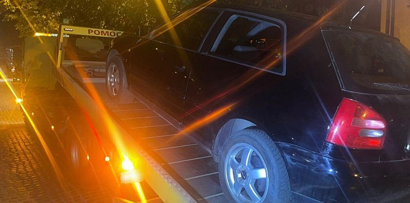 Nietrzeźwy kierował Audi. Nie miał prawa jazdy i włączonych świateł