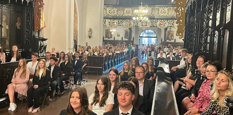 Młodzież przyjęła sakrament bierzmowania