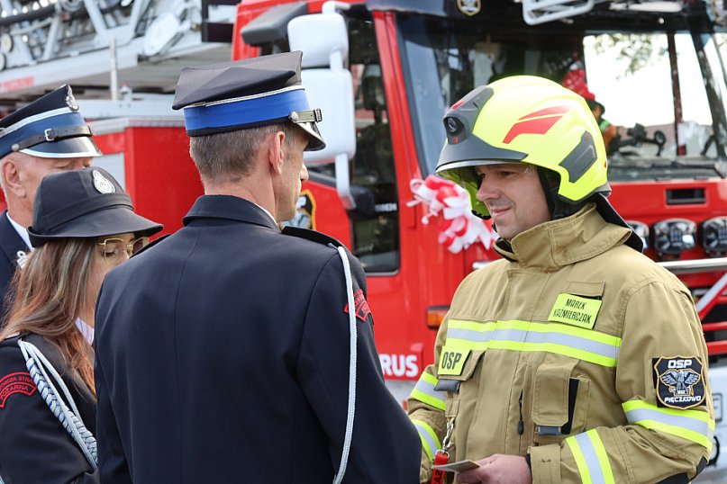 Poświęcenie i przekazanie samochodu dla OSP Pięczkowo