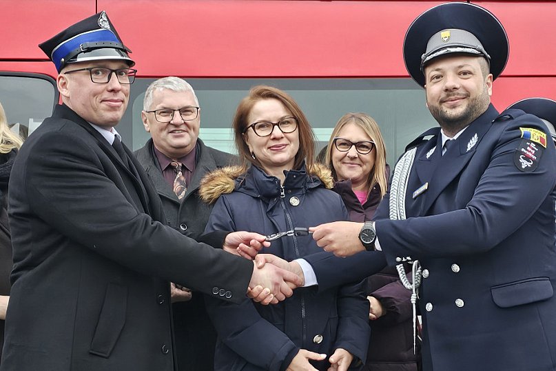 Przekazanie wozu OSP Mikuszewo dla mołdawskiej gminy Sireți