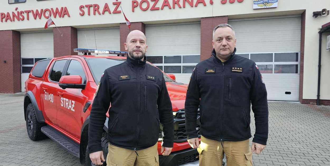 Nowy wóz zaprezentowali: Zastępca Komendanta PSP w Środzie st.kpt. Daniel Pawłowski (z prawej) oraz  Zastępca Dowódcy JRG asp. sztab. Mariusz Poll (z lewej)