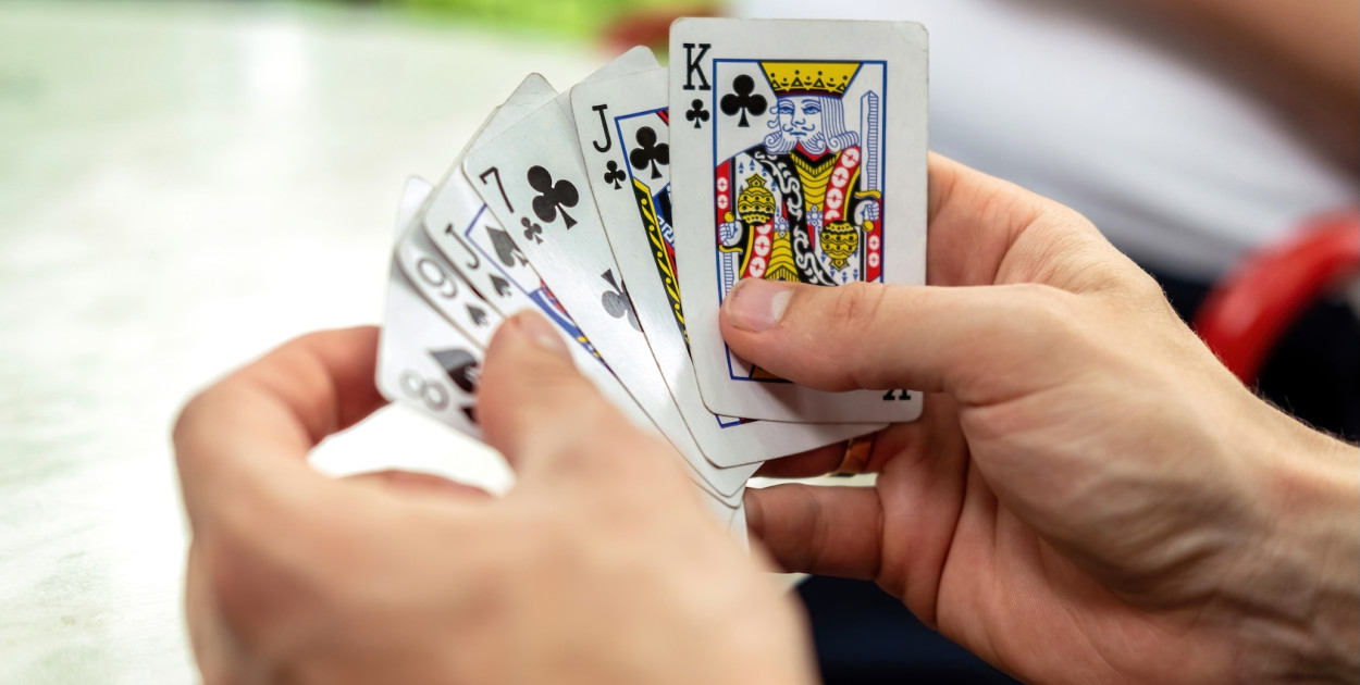 Karty do gry z nadrukiem to nie tylko zabawny gadżet, ale także skuteczny sposób na promocję marki.