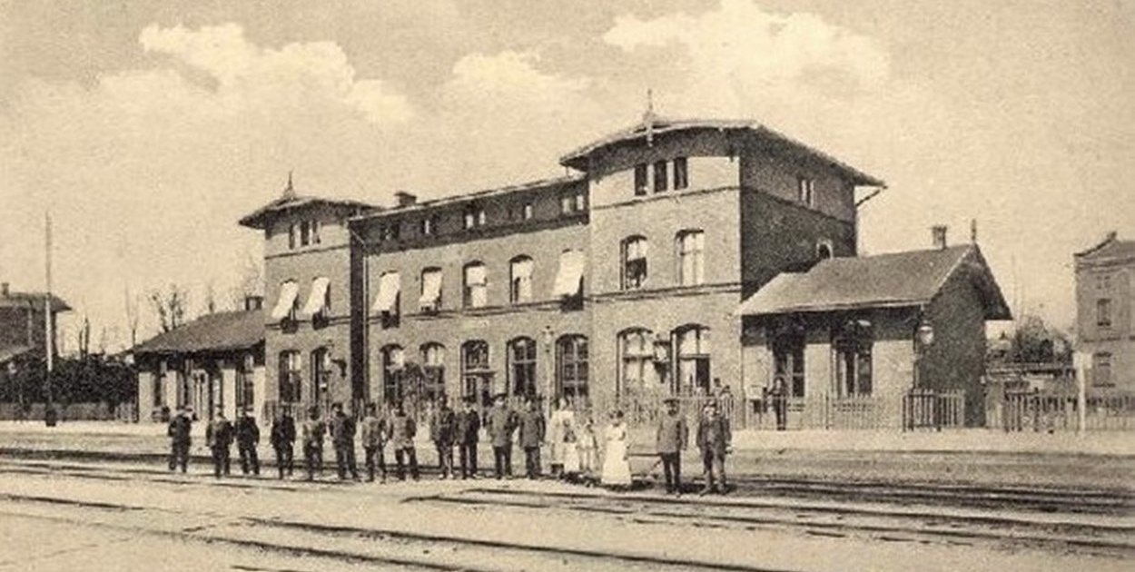 Dworzec kolejowy w Środzie Wlkp. Pocztówka ze zbiorów Jerzego Szymańskiego