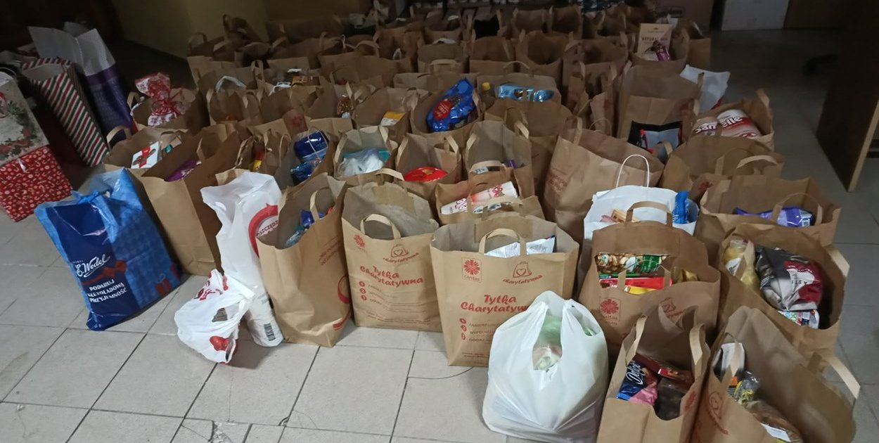 Część z wypełnionych „Tytek charytatywnych”  Fot. Marzena Ziętek/Caritas