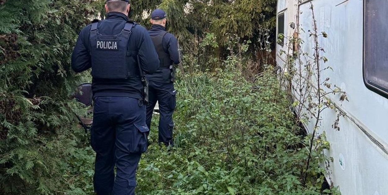Funkcjonariusze regularnie kontrolują miejsca, w których mogą przebywać osoby potrzebujące. Fot. KPP w Środzie Wlkp.