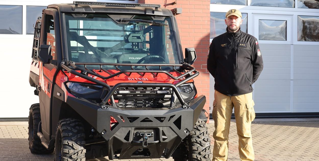 Asp. sztab. Mariusz Poll, z-ca Dowódcy JRG Środa Wlkp. prezentuje nowy nabytek komendy