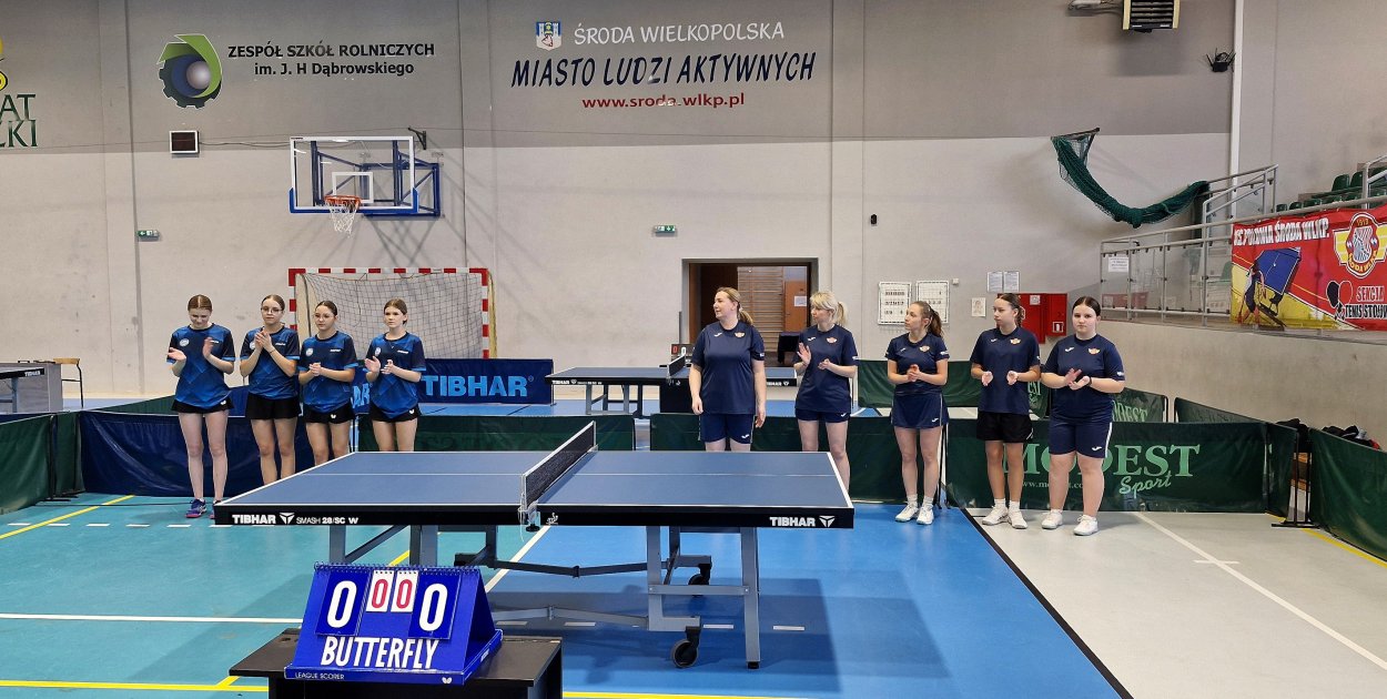 Drużyny przed rozpoczęciem spotkania Fot. Polonia Środa