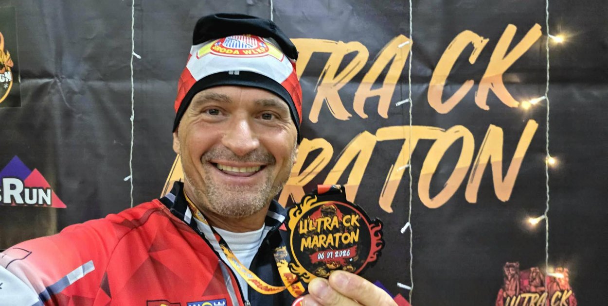 Krzysztof Dębowski z medalem za ukończenie biegu Fot. Polonia Środa