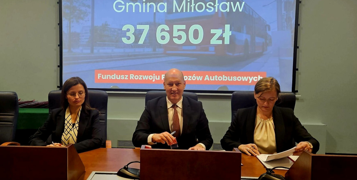 Moment podpisania umowy Fot. Urząd Gminy Miłosław