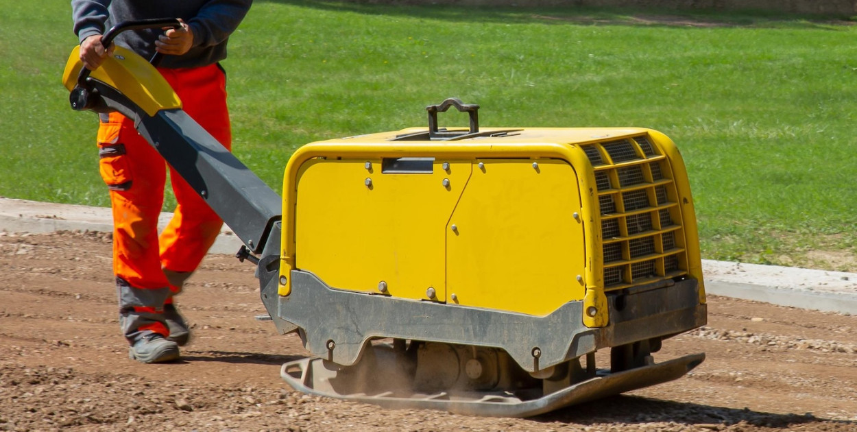 Kiedy tania zagęszczarka wychodzi najdrożej? Praktyka z placu budowy