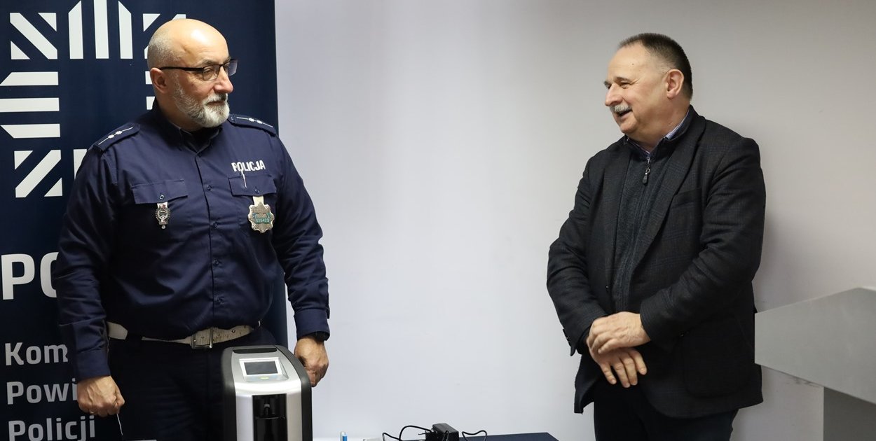 Dwa radiowozy i urządzenie, które wykryje 8 niedozwolonych substancji