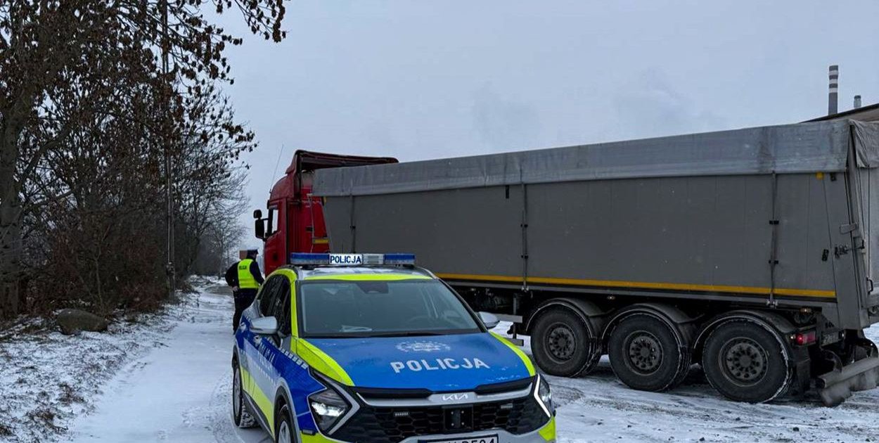 Z naczepy spadły odłamki lodu. Mandat dla kierowcy