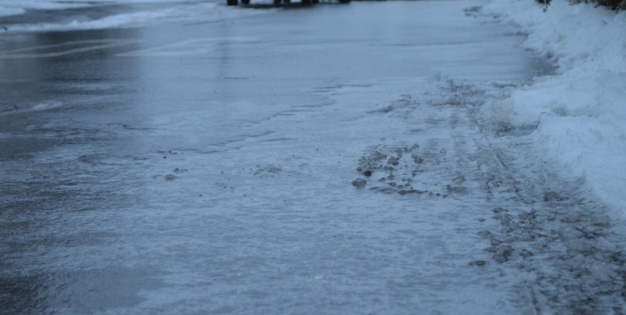 Gołoledź na drogach. Szkoły odwołują zajęcia lekcyjne