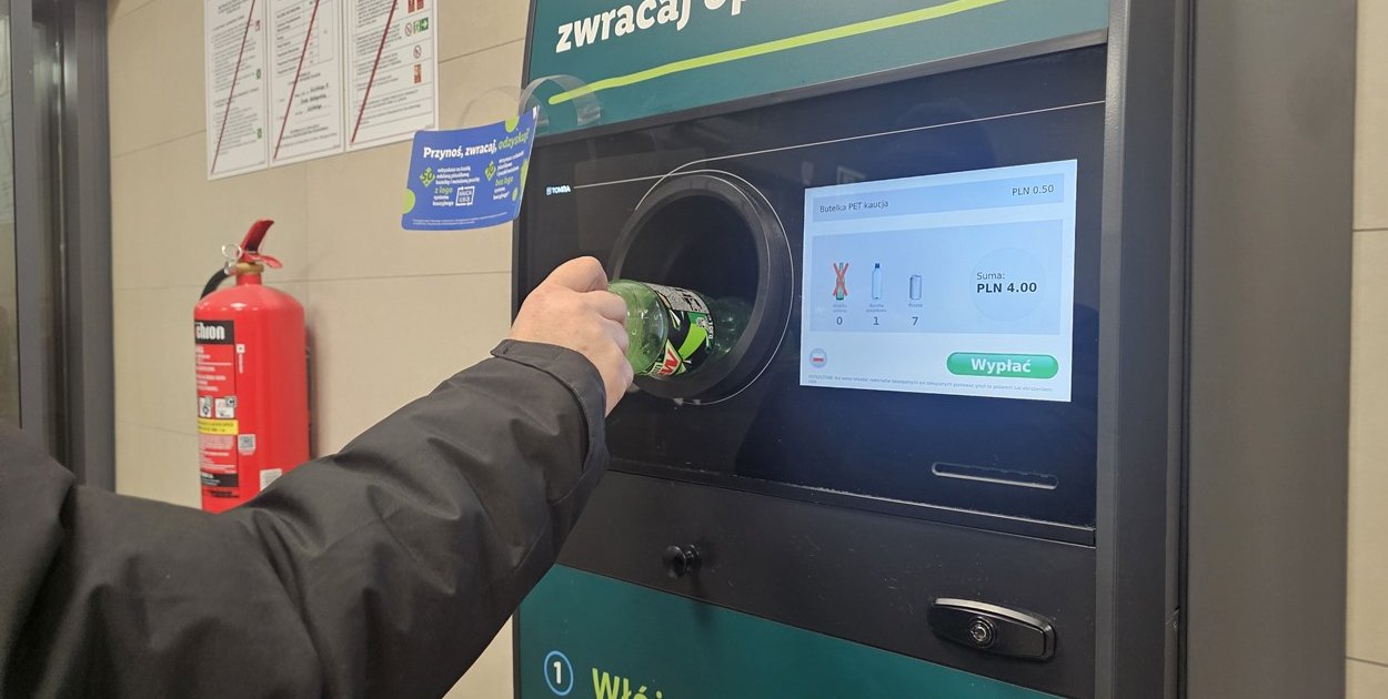 Butelki i puszki trzymane w workach, czyli system kaucyjny