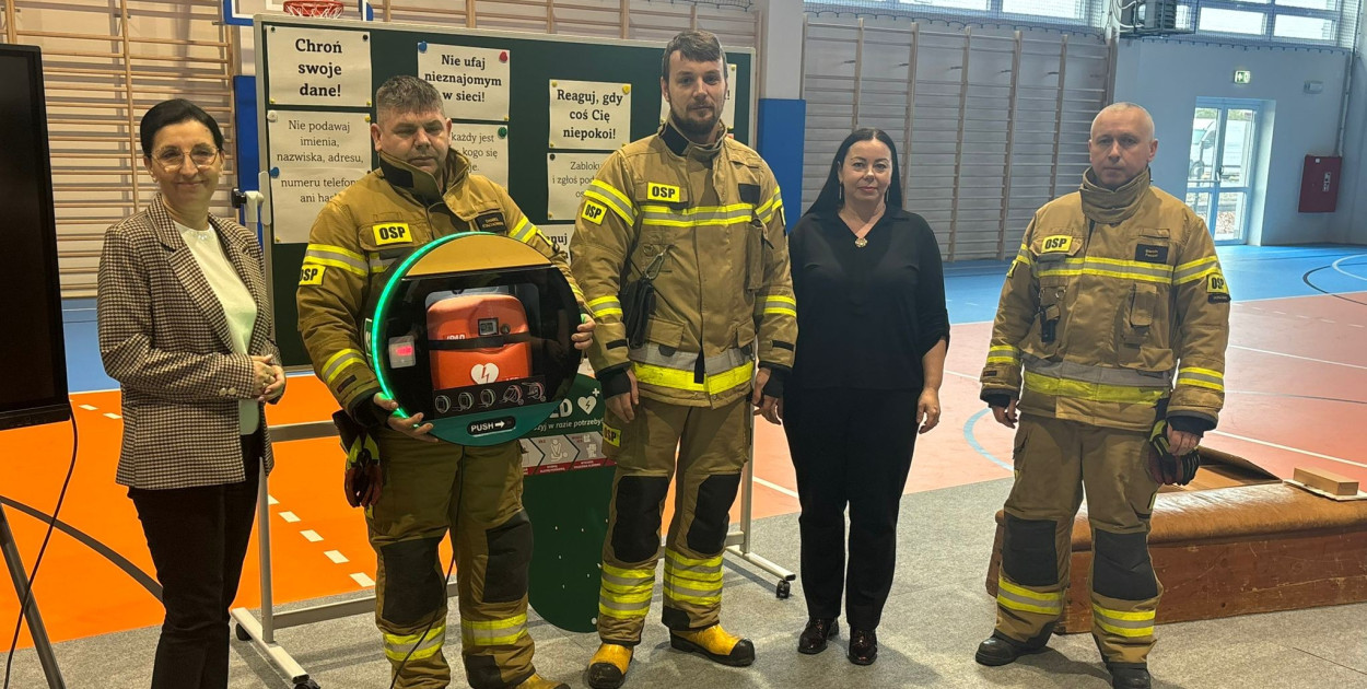 Strażacy przekazali defibrylator AED szkole