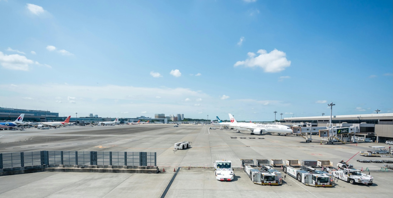 Ile kosztuje parking przy lotnisku Okęcie i jak wybrać najlepszą opcję?