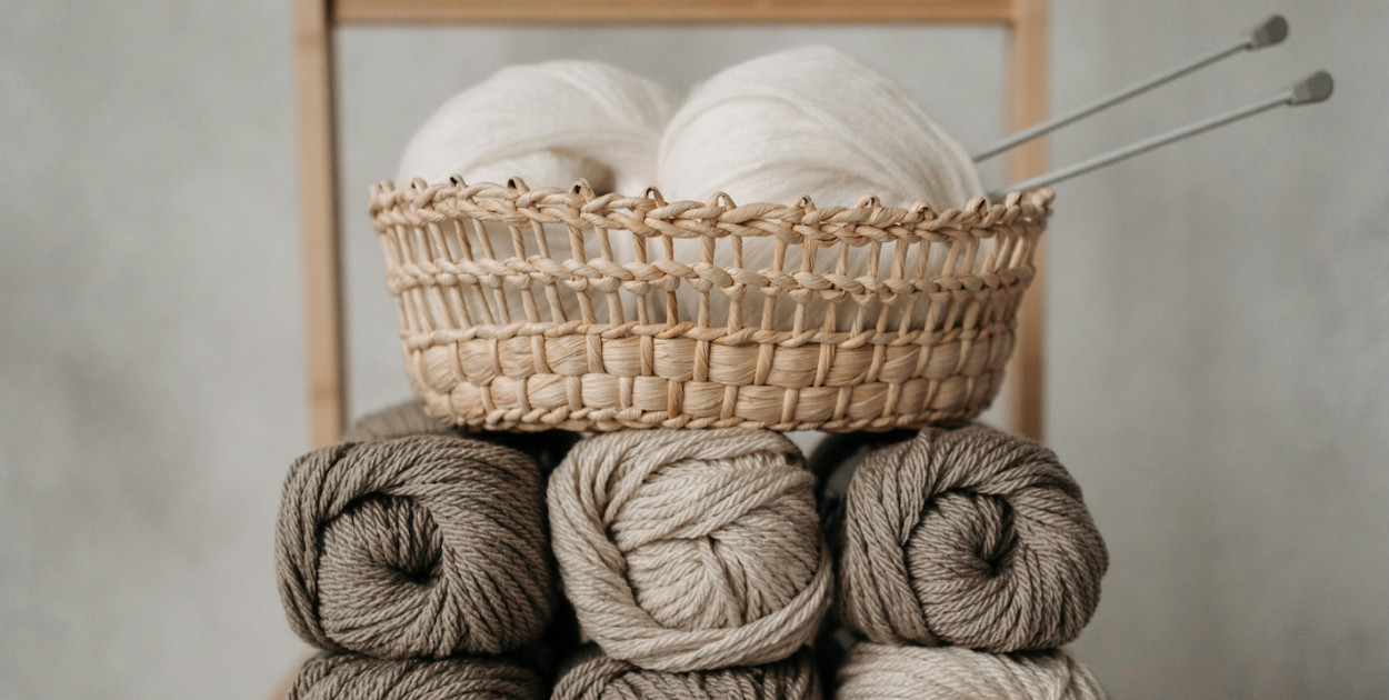 Jak wybrać odpowiednią włóczkę do projektu – praktyczny poradnik