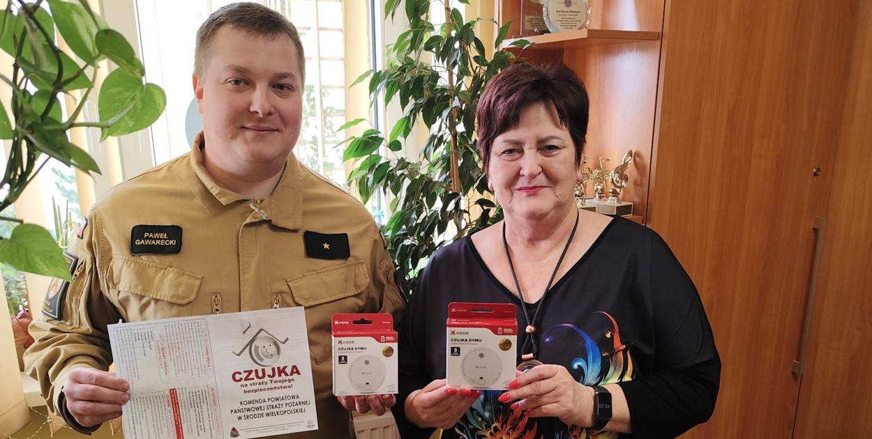 Przekazali mieszkańcom łącznie 150 czujek dymu i tlenku węgla