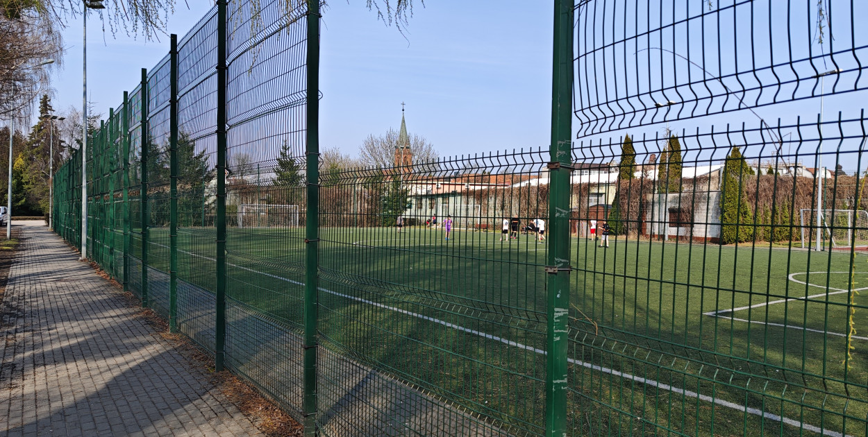 Nowa murawa i ogrodzenie już latem: remont orlika przy ulicy Lipowej