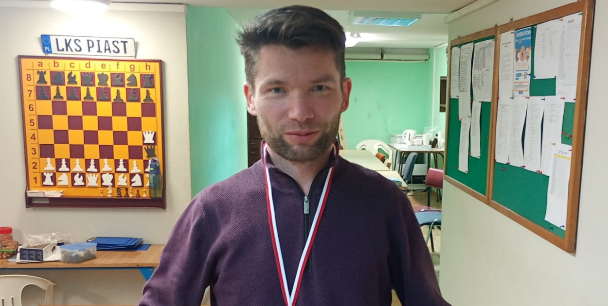 Marcin Bubniewicz na podium turnieju szachowego w Śremie