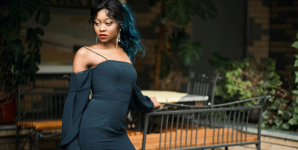 Elegancka sukienka do teatru – klasyka czy nowoczesność?