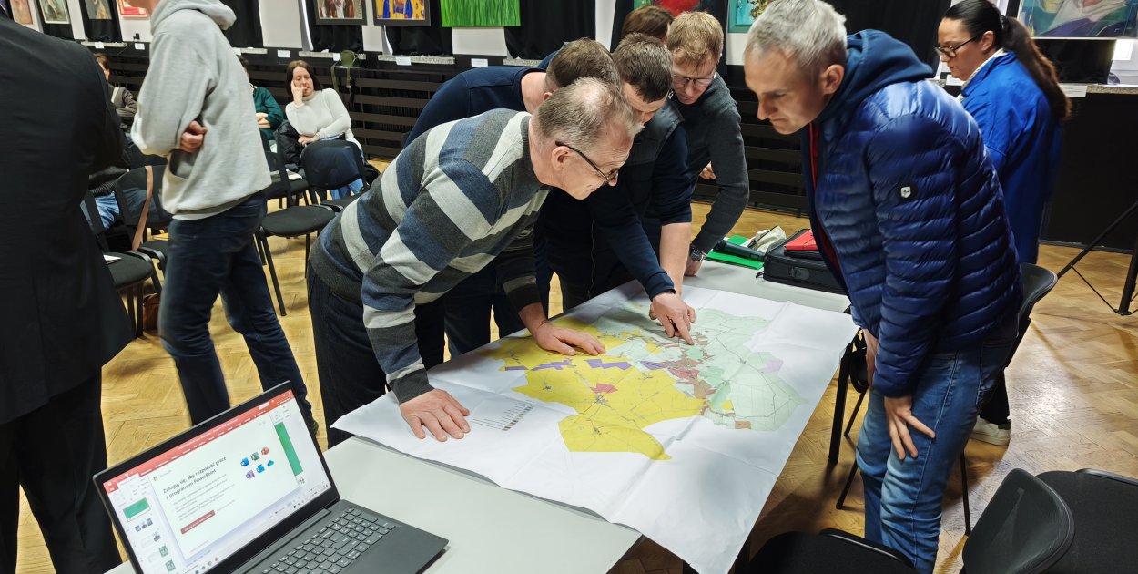 Spór o plan ogólny w Zaniemyślu: Zakaz zabudowy uderzy w rolników?