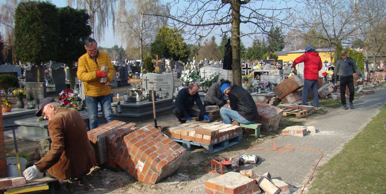 Parafianie remontują mur cmentarza